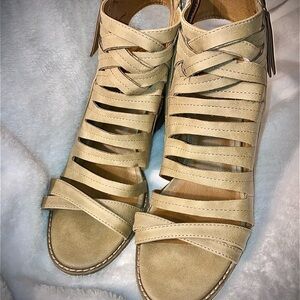🧸 universal Thread stylish Tan Strappy Sandals size 10